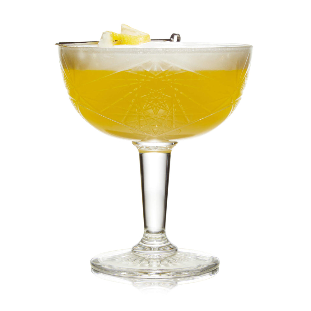 Serve sparkling beverages, cocktails and non-alcoholic mixed drinks in this coupe glass featuring classic hob and star design 