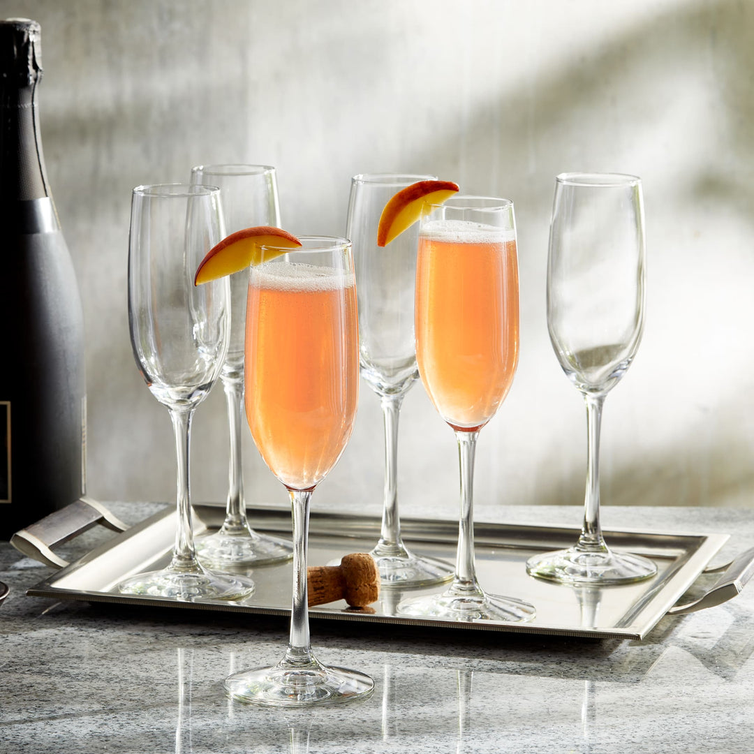 Narrow rim preserves bubbles in sparkling beverages