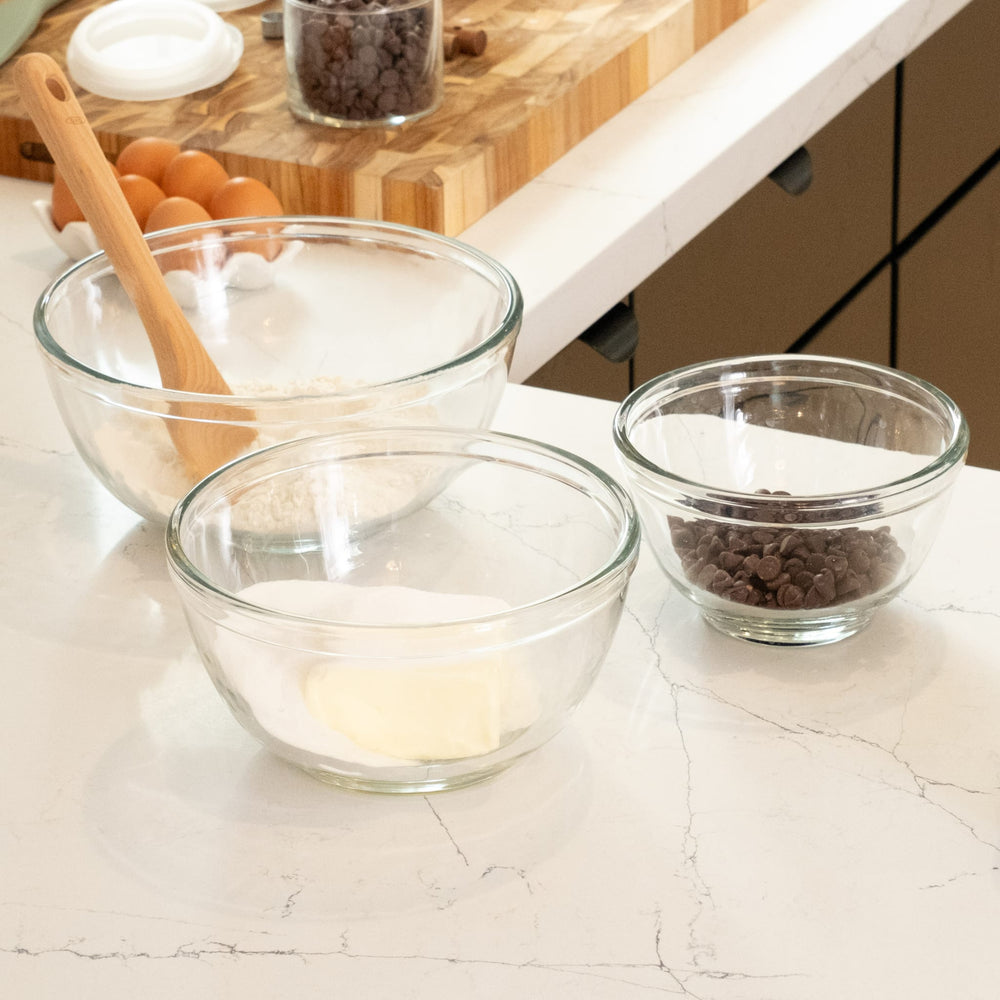 Transparent glass allows you to monitor your baking, serve your creation stylishly, and easily see what's inside during storage